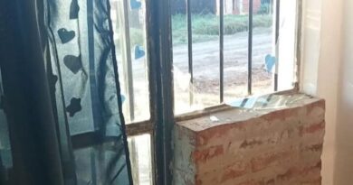 Robaron prendas de un local y causaron daños en un vidrio