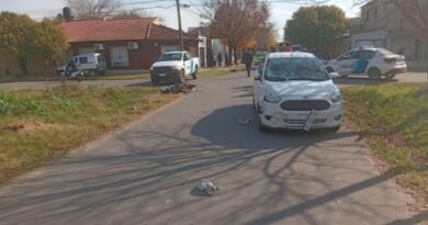 Una mujer y una niña resultaron heridas en un choque entre una moto y un automóvil