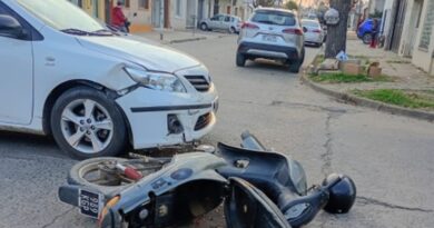 Motociclista sufrió lesiones leves tras chocar con un automóvil