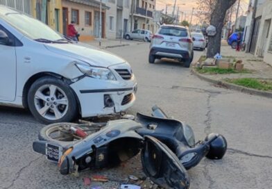 Motociclista sufrió lesiones leves tras chocar con un automóvil