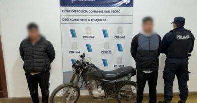 Dos jóvenes fueron aprehendidos por circular en una motocicleta con numeración adulterada