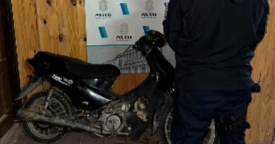 Intentaron robar a un camionero, escaparon y abandonaron una moto robada