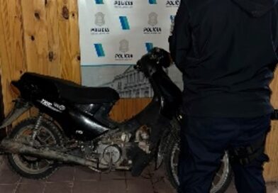 Intentaron robar a un camionero, escaparon y abandonaron una moto robada