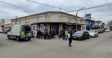 Motociclista fue trasladada al hospital tras un choque con un auto en una esquina céntrica