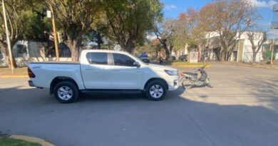 Fuerte impacto entre una Ford Ranger y una motocicleta