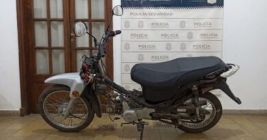 Aprehendieron a dos adolescentes que circulaban en una moto con pedido de secuestro
