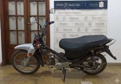 Aprehendieron a dos adolescentes que circulaban en una moto con pedido de secuestro