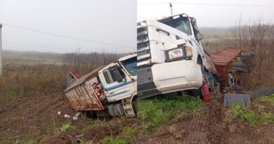 Un camión despistó y volcó su semirremolque en la Ruta 191