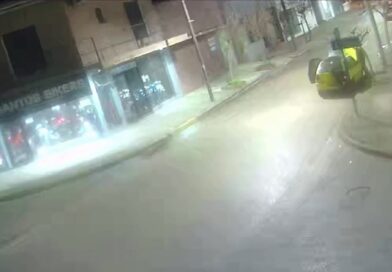 Quedaron filmados tras robar objetos de un auto estacionado en la vía pública