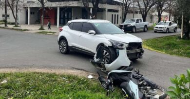 Una mujer resultó herida tras un choque entre un auto y una moto