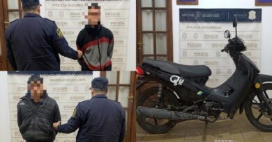 Tres jóvenes fueron aprehendidos tras robar una moto de una vivienda