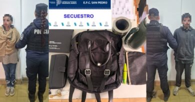 Dos personas fueron aprehendidas tras robar elementos de un automóvil