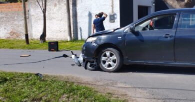 Accidente entre una moto y un auto en Miguel Porta y Simonino