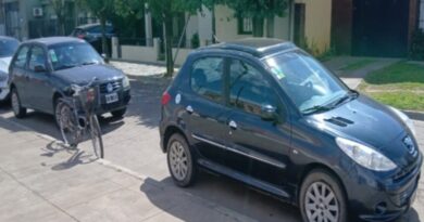 Una ciclista resultó herida tras chocar contra la puerta de un automóvil