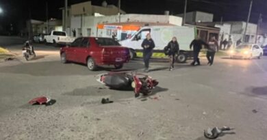 Accidente entre una moto y un auto: un adolescente sufrió una fractura