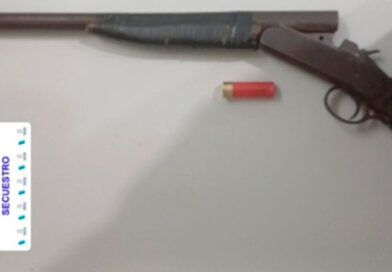 Un joven de 17 años escapó de la policía y dejó un pistolón abandonado
