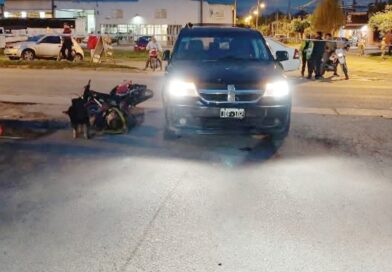 Un choque entre una camioneta y una moto dejó dos hombres con lesiones