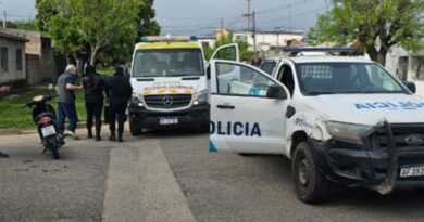 Una mujer resultó herida tras chocar una moto con un móvil policial
