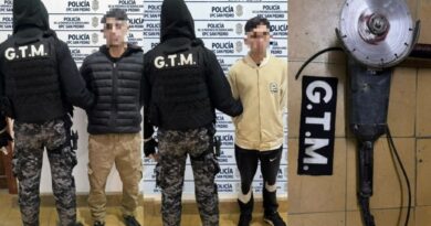 Tres jóvenes fueron aprehendidos tras el robo de una amoladora de una camioneta