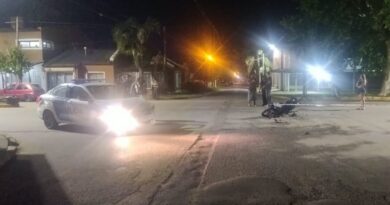 Choque entre una camioneta y una moto: un joven sufrió una fractura