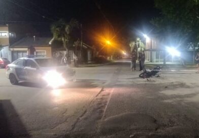 Choque entre una camioneta y una moto: un joven sufrió una fractura