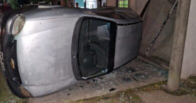 Perdió el control de su auto y terminó volcando en Martín Fierro al 1400