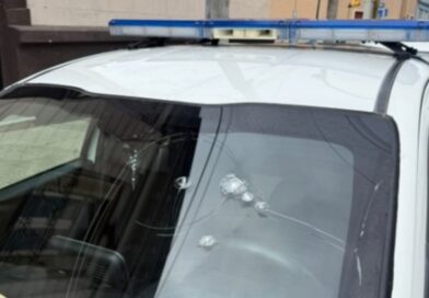 Un hombre fue detenido tras romper el parabrisas de un móvil policial