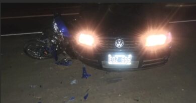 Choque entre un auto y una moto en la Ruta 1001: dos personas fueron trasladadas al hospital