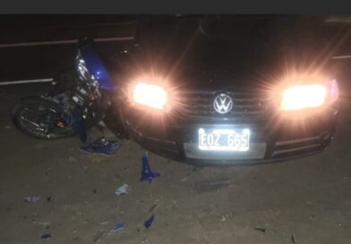 Choque entre un auto y una moto en la Ruta 1001: dos personas fueron trasladadas al hospital