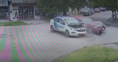 Dos mujeres fueron trasladadas al hospital tras un choque entre un patrullero y un auto
