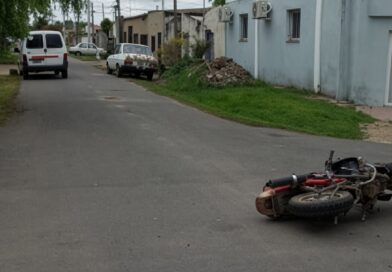 Un motociclista sufrió una fractura tras chocar con una camioneta