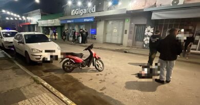Un motociclista fue trasladado al hospital tras chocar contra un auto estacionado