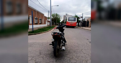 Choque entre una moto y un colectivo: dos jóvenes fueron trasladados al hospital