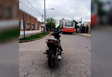 Choque entre una moto y un colectivo: dos jóvenes fueron trasladados al hospital