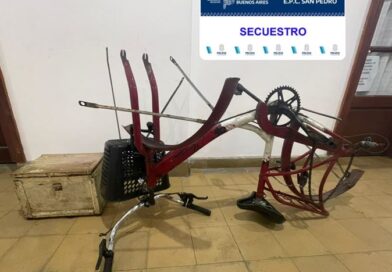 Hallaron un cuadro de bicicleta y una caja de madera en el patio de una parroquia