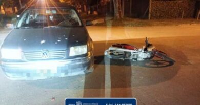 Un adolescente resultó gravemente herido en un choque y la moto había sido robada minutos antes