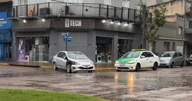 Dos autos chocaron en Pellegrini y avenida 3 de Febrero