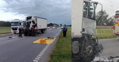 Choque entre dos camiones en Ruta 9: un conductor quedó atrapado tras impactar contra otro vehículo