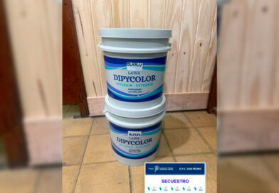 Hallaron dos tarros de pintura que habían sido descartados en la vía pública
